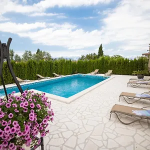 holiday-home-villa-kontrada.hotelinzadar.com/